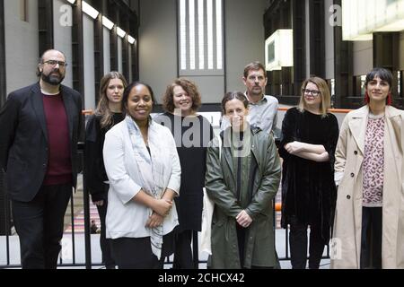 (Da sinistra a destra) Ari Benjamin Meyers, Holly Hendry, Moe-Ling Lokko, direttore della Biennale di Liverpool Sally Tallant, Janice Curbel, Paul Elliman, co-curatore della Biennale di Liverpool Kitty Scott e Rehana Zaman, partecipano al lancio del programma per la Biennale di Liverpool, L'edizione 2018 del festival dell'arte visiva contemporanea al Tate Modern di Londra. Foto Stock