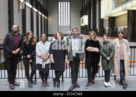 (Da sinistra a destra) Ari Benjamin Meyers, Holly Hendry, Moe-Ling Lokko, direttore della Biennale di Liverpool Sally Tallant, Paul Elliman, co-curatore della Biennale di Liverpool Kitty Scott, Janice Curbel e Rehana Zaman, partecipano al lancio del programma per la Biennale di Liverpool, L'edizione 2018 del festival dell'arte visiva contemporanea al Tate Modern di Londra. Foto Stock