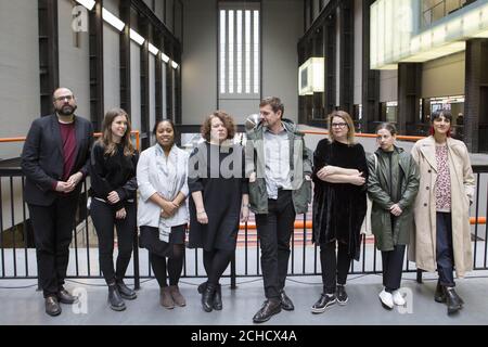 (Da sinistra a destra) Ari Benjamin Meyers, Holly Hendry, Moe-Ling Lokko, direttore della Biennale di Liverpool Sally Tallant, Paul Elliman, co-curatore della Biennale di Liverpool Kitty Scott, Janice Curbel e Rehana Zaman, partecipano al lancio del programma per la Biennale di Liverpool, L'edizione 2018 del festival dell'arte visiva contemporanea al Tate Modern di Londra. Foto Stock