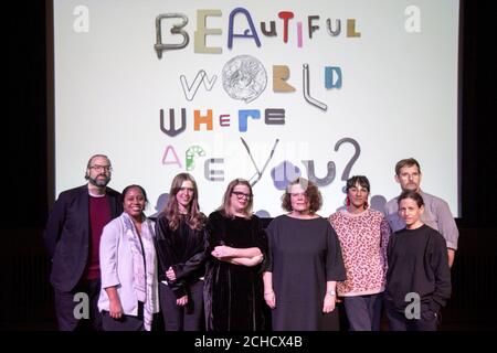 Il co-curatore Kitty Scott (centro sinistra) e il direttore Sally Tallant (centro destra) della Biennale di Liverpool, con (da sinistra a destra) Ari Benjamin Meyers, Moe-Ling Lokko, Holly Hendry, Rehana Zaman, Janice Curbel e Paul Elliman, Al lancio del programma per l'edizione 2018 del festival di arte visiva contemporanea al Tate Modern di Londra. Foto Stock