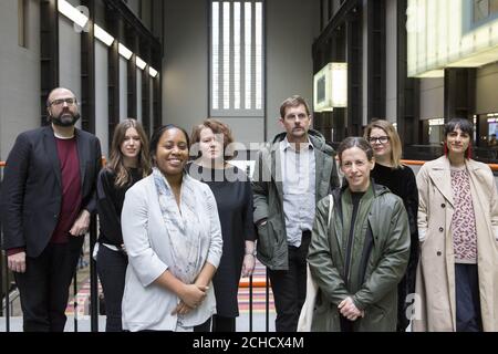 (Da sinistra a destra) Ari Benjamin Meyers, Holly Hendry, Moe-Ling Lokko, direttore della Biennale di Liverpool Sally Tallant, Paul Elliman, Janice Curbel, co-curatore della Biennale di Liverpool Kitty Scott e Rehana Zaman, partecipano al lancio del programma per la Biennale di Liverpool, L'edizione 2018 del festival dell'arte visiva contemporanea al Tate Modern di Londra. Foto Stock