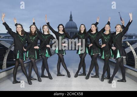 EMBARGO AL 0001 VENERDÌ MARZO 16 USO EDITORIALE SOLO i ballerini irlandesi si esibiscono sul Millennium Bridge di Londra come parte della campagna di Tourism Ireland per celebrare il giorno di San Patrizio, che è questo Sabato. Foto Stock