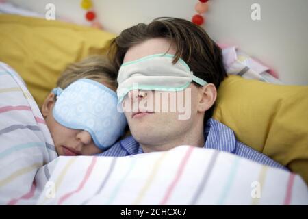 SOTTOPOSTO A EMBARGO IL 0001 VENERDÌ MARZO 16 L'USO EDITORIALE DI solo Cal Strode e Bethan Buswell sono a letto durante un'opportunità fotografica organizzata dalla Mental Health Foundation sul Parliament Hill a Londra, per celebrare la Giornata Mondiale del sonno, che è venerdì 16 marzo. Foto Stock