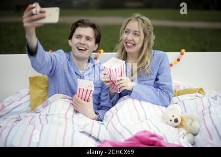 EMBARGO AL 0001 VENERDÌ MARZO 16 USO EDITORIALE SOLO Cal Strode e Bethan Buswell prendere un selfie in un letto durante un'opportunità di foto organizzata dalla Mental Health Foundation su Parliament Hill a Londra, per celebrare la Giornata Mondiale del sonno, che è Venerdì 16 Marzo. Foto Stock