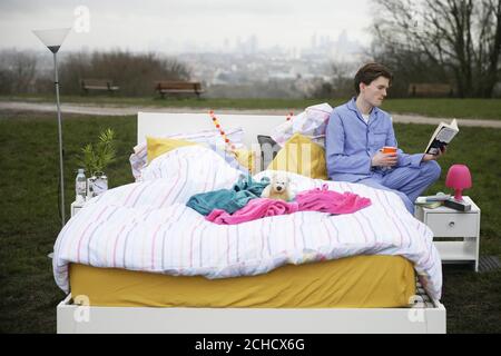 SOTTOPOSTO A EMBARGO IL 0001 VENERDÌ MARZO 16 L'USO EDITORIALE DI solo Cal Strode e Bethan Buswell sono a letto durante un'opportunità fotografica organizzata dalla Mental Health Foundation sul Parliament Hill a Londra, per celebrare la Giornata Mondiale del sonno, che è venerdì 16 marzo. Foto Stock