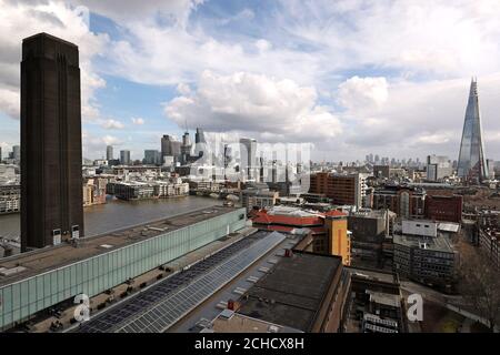 La sala turbine, la città di Londra, Canary Wharf e lo Shard visti dal ponte panoramico del Blavatnik Building, Tate Modern, Londra. Foto Stock