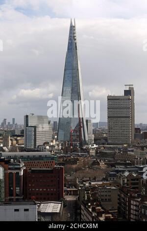 Lo Shard visto dalla terrazza panoramica del Blavatnik Building, Tate Modern, Londra. Foto Stock