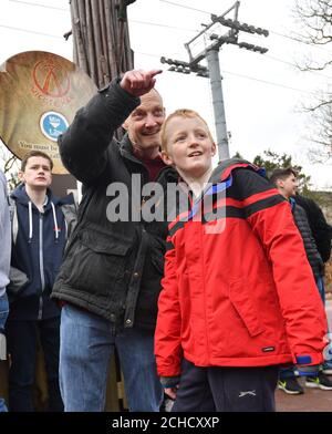 USO EDITORIALE SOLO Lucas Betts (10) da Leicester, celebra il diventare il primo membro del pubblico a cavalcare il Wicker Man, un rollercoaster in legno che presenta una struttura a sei piani fiammeggiante, presso l'Alton Towers Resort a Stoke-on-Trent. Foto Stock