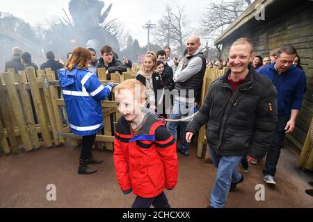 USO EDITORIALE SOLO Lucas Betts (10) da Leicester, celebra il diventare il primo membro del pubblico a cavalcare il Wicker Man, un rollercoaster in legno che presenta una struttura a sei piani fiammeggiante, presso l'Alton Towers Resort a Stoke-on-Trent. Foto Stock