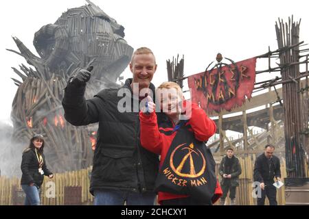 USO EDITORIALE SOLO Lucas Betts (10) da Leicester, celebra il diventare il primo membro del pubblico a cavalcare il Wicker Man, un rollercoaster in legno che presenta una struttura a sei piani fiammeggiante, presso l'Alton Towers Resort a Stoke-on-Trent. Foto Stock