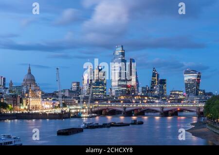 Girato durante il blocco del Covid 19, vista al crepuscolo verso la città guardando a est dal ponte di Waterloo. Blackfriars Bridge corre attraverso il fondo del telaio. Da le Foto Stock