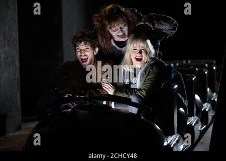 USO EDITORIALE SOLO Kimberly Wyatt e Max Rogers visitano IL THORPE PARK Resort di Surrey per provare la sua nuova attrazione The Walking Dead: The Ride, la prima montagne russe del Regno Unito che carica i dispositivi mobili con le grida dei suoi ospiti e le vibrazioni derivanti dall'esperienza. Foto Stock