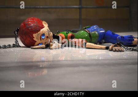 La "scultura colorata" di Jordan Wolfson, un'installazione animatronica su larga scala, viene presentata al Tate Modern di Londra. Foto Stock