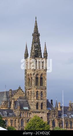 Città di Glasgow University spire e Campanile preso da Dalnair Street a Glasgow, Scozia Foto Stock