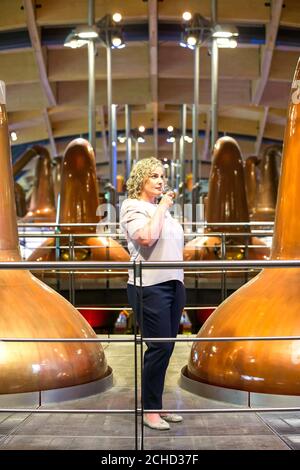 USO EDITORIALE SOLO Whisky Maker Sarah Burgess presso la distilleria Macallan, che inizierà a creare il whisky famoso in tutto il mondo a seguito di un multi-milioni di sterline di sviluppo, così come funziona come un centro visitatori accanto Easter Elchies House ad Aberdeenshire, Scozia. Foto Stock