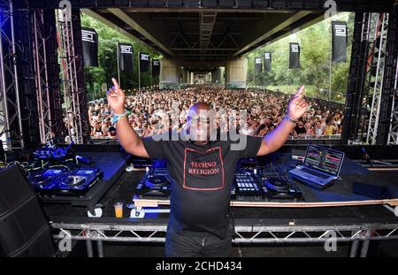 SOLO PER USO EDITORIALE Techno DJ Carl Cox si esibisce al festival di musica elettronica "Junction 2" a Londons Boston Manor Park. Foto Stock