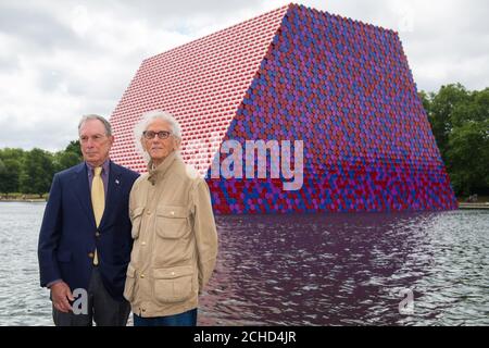 L'artista Christo (a destra) e Michael Bloomberg con la London Mastaba, la prima grande opera di Londra dell'artista di fama internazionale Christo. PREMERE ASSOCIAZIONE foto. Data immagine: Lunedì 18 giugno 2018. La scultura (20m di altezza, 30m di larghezza e 40m di lunghezza) è costituita da 7,506 barili impilati orizzontalmente su una piattaforma galleggiante nel lago di Serpentine. Sarà in vista fino al 23 settembre 2018 in coincidenza con una mostra presso la Serpentine Galleries di Cristo e il lavoro di sua moglie Jeanne Claude. Il credito fotografico dovrebbe essere: Dominic Lipinski/PA WirePRESS ASSOCIATION foto. Data immagine: MO Foto Stock