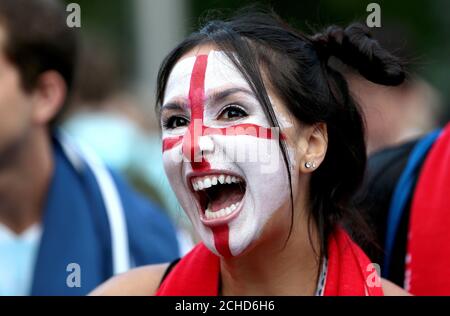 Un fan dell'Inghilterra che indossa la vernice per il viso mostra il sostegno della sua squadra in vista della Coppa del mondo FIFA, la partita semi-finale allo stadio Luzhniki di Mosca. Foto Stock