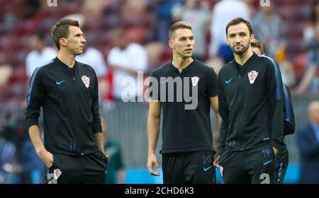 (Da sinistra a destra) il croato Mario Mandzukic, il croato Marko Pjaca e il croato di Milano Badelj ispezionano il campo davanti alla Coppa del mondo FIFA, partita semifinale allo stadio Luzhniki di Mosca. Foto Stock