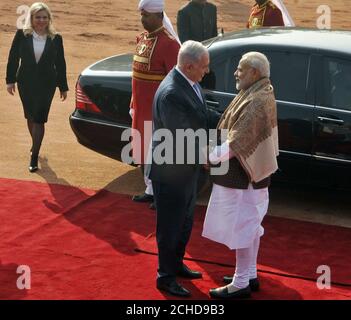 Il primo ministro indiano Narendra modi riceve il suo omologo israeliano Benjamin Netanyahu e sua moglie Sara Netanyahu, durante un ricevimento cerimoniale a. Foto Stock