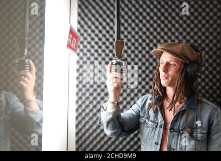 SOLO PER USO EDITORIALE il cantautore JP Cooper svela il primo stand di registrazione al mondo in una doccia, per celebrare il lancio del progetto: Aloft Star - un concorso musicale in collaborazione con Aloft Hotels e Universal Music Group. Foto Stock