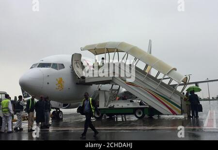Il personale di Ethiopian Airlines prepara il proprio aereo mentre riprende i voli per la capitale dell'Eritrea, Asmara, all'aeroporto internazionale di Bole, ad Addis Abeba, Etiopia, il 18 luglio 2018. REUTERS/Tiksa Negeri