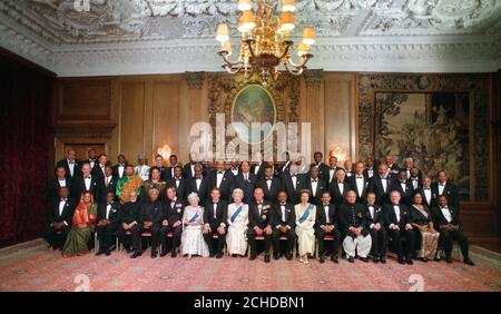 La Famiglia reale e il primo Ministro con i delegati di 51 dei 54 Stati del Commonwealth a Holyroodhouse dopo il giorno di apertura del Vertice del Commonwealth a Edimburgo. Foto Stock