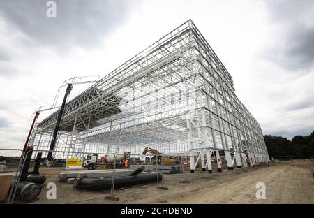 SOLO PER USO EDITORIALE Vista generale del nuovo servizio Boeing Hangar all'aeroporto di Gatwick, Horley. Foto Stock