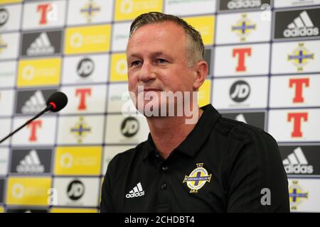 Il presepe dell'Irlanda del Nord Michael o'Neill durante una conferenza stampa dopo una sessione di allenamento al Windsor Park, Belfast. Foto Stock