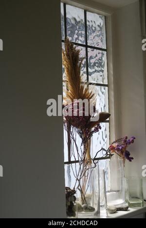 Fiori secchi e erbe sulla soglia della finestra della cucina londinese Foto Stock