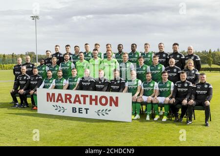 Gruppo di squadra Hibernian FC 2018/19. Back row, L-R: Calvin Charlton, Rory Monks, Tommy Scanlon, Mark Milligan, Flo Kamberi, Vykintas Slivka, Steven Whittaker, Marvin Bartley, Efe Ambrose, Oli Shaw, Graeme Mathie, Colin Clancy, Duncan Reid. Middle row, L-R: Finlay Stark, Paul Green, Thomas Agyepong, Daryl Horgan, Darren McGregor, Ofir Marciano, Ross Laidlaw, Adam Bogdan, Ryan Porteous, Emerson Hyndman, Fraser Murray, Tam McCourt, Joyce McCourt. Prima fila, L-R: Nathan Ring, Alan Combe, Jamie Maclaren, Martin Boyle, Paul Hanlon, George Craig, Neil Lennon, Garry Parker, David Grey, Lewis Stevenson, Foto Stock