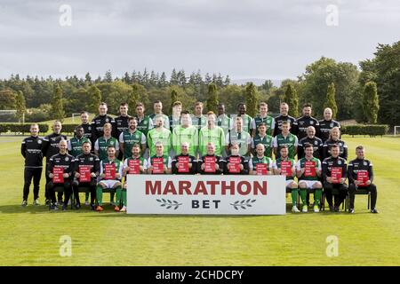 Gruppo Hibernian FC Stagione 2018/19. Back row, L-R: Calvin Charlton, Rory Monks, Tommy Scanlon, Mark Milligan, Flo Kamberi, Vykintas Slivka, Steven Whittaker, Marvin Bartley, Efe Ambrose, Oli Shaw, Graeme Mathie, Colin Clancy, Duncan Reid. La fila centrale, L-R: Finlay Stark, Paul Green, Thomas Agyepong, Daryl Horgan, Darren McGregor, Ofir Marciano, Ross Laidlaw, Adam Bogdan, Ryan Porteous, Emerson Hyndman, Fraser Murray, Tam McCourt, Joyce McCourt. Prima fila, L-R: Nathan Ring, Alan Combe, Jamie Maclaren, Martin Boyle, Paul Hanlon, George Craig, Neil Lennon, Garry Parker, David Grey, Lewis Ste Foto Stock