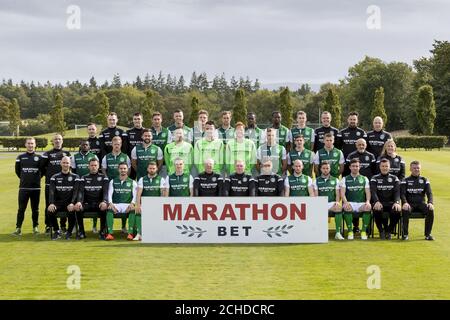 Gruppo Hibernian FC Stagione 2018/19. Back row, L-R: Calvin Charlton, Rory Monks, Tommy Scanlon, Mark Milligan, Flo Kamberi, Vykintas Slivka, Steven Whittaker, Marvin Bartley, Efe Ambrose, Oli Shaw, Graeme Mathie, Colin Clancy, Duncan Reid. La fila centrale, L-R: Finlay Stark, Paul Green, Thomas Agyepong, Daryl Horgan, Darren McGregor, Ofir Marciano, Ross Laidlaw, Adam Bogdan, Ryan Porteous, Emerson Hyndman, Fraser Murray, Tam McCourt, Joyce McCourt. Prima fila, L-R: Nathan Ring, Alan Combe, Jamie Maclaren, Martin Boyle, Paul Hanlon, George Craig, Neil Lennon, Garry Parker, David Grey, Lewis Ste Foto Stock