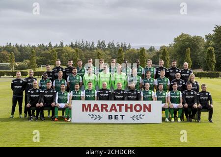 Campionato del gruppo Hibernian FC 2018/19. Back row, L-R: Calvin Charlton, Rory Monks, Tommy Scanlon, Mark Milligan, Flo Kamberi, Vykintas Slivka, Steven Whittaker, Marvin Bartley, Efe Ambrose, Oli Shaw, Graeme Mathie, Colin Clancy, Duncan Reid. Middle row, L-R: Finlay Stark, Paul Green, Thomas Agyepong, Daryl Horgan, Darren McGregor, Ofir Marciano, Ross Laidlaw, Adam Bogdan, Ryan Porteous, Emerson Hyndman, Fraser Murray, Tam McCourt, Joyce McCourt. Prima fila, L-R: Nathan Ring, Alan Combe, Jamie Maclaren, Martin Boyle, Paul Hanlon, George Craig, Neil Lennon, Garry Parker, David Grey, Lewis Ste Foto Stock