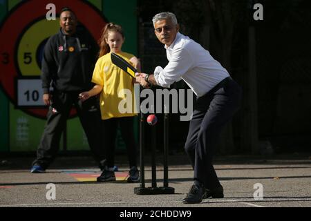 USO EDITORIALE SOLO Sindaco di Londra Sadiq Khan partecipa a ÔStreet cricketÕ con gli alunni della Grafton Primary School di Islington per annunciare nuovi finanziamenti per la carità Chance to Shine. PREMERE ASSOCIAZIONE. Data immagine: Venerdì 21 settembre, 2018. Il Fondo MayorÕs Young LondonerÕs ha assegnato £100,000 al programma Chance to Shine Street, che riunisce i giovani che vivono in alcune delle LondonÕs comunità più diverse e svantaggiate. La sovvenzione di un anno di finanziamento fornirà 11 progetti gratuiti di cricket tape ball in sette distretti londinesi per giovani e giovani adul Foto Stock