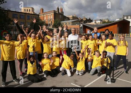 USO EDITORIALE SOLO Sindaco di Londra Sadiq Khan partecipa a ÔStreet cricketÕ con gli alunni della Grafton Primary School di Islington per annunciare nuovi finanziamenti per la carità Chance to Shine. PREMERE ASSOCIAZIONE. Data immagine: Venerdì 21 settembre, 2018. Il Fondo MayorÕs Young LondonerÕs ha assegnato £100,000 al programma Chance to Shine Street, che riunisce i giovani che vivono in alcune delle LondonÕs comunità più diverse e svantaggiate. La sovvenzione di un anno di finanziamento fornirà 11 progetti gratuiti di cricket tape ball in sette distretti londinesi per giovani e giovani adul Foto Stock