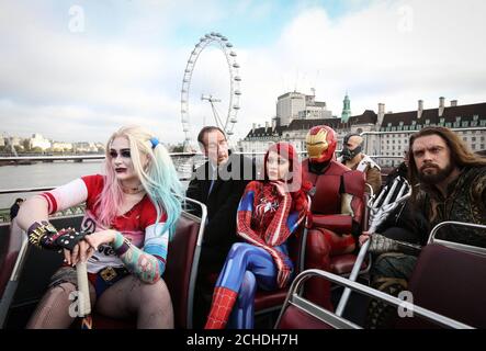 Un gruppo di cosplayers leader della Gran Bretagna vestito come personaggi fumetti Iron Man, Spiderwoman, Aquaman, Bane e Harley Quinn su Westminster Bridge mercoledì davanti a MCM Comic con, che ritorna all'Excel di Londra da venerdì 26 a domenica 28 ottobre. Foto Stock