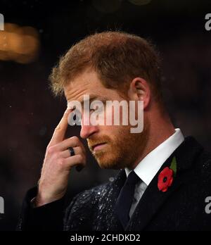 Il Duca del Sussex durante una cerimonia di deposizione delle corna per commemorare 100 anni dalla fine della prima guerra mondiale, prima di assistere alla partita di rugby tra Inghilterra e Nuova Zelanda allo stadio di Twickenham. Foto Stock