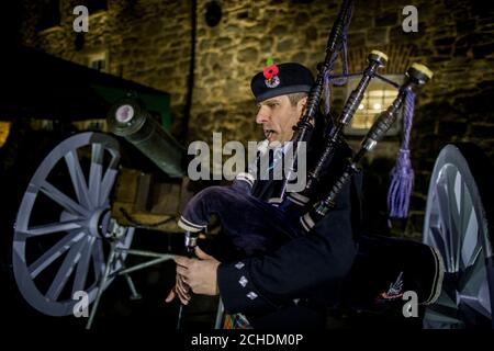 Piper Darren Robinson della Killadeas Pipe Band durante una cerimonia all'alba del giorno dell'armistizio al castello di Enniskillen a Co Fermanagh, Irlanda del Nord, nel centesimo anniversario della firma dell'armistizio che ha segnato la fine della prima guerra mondiale. Foto Stock