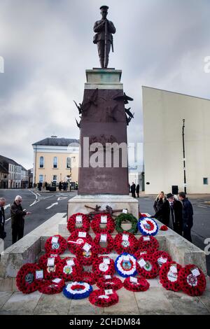 Enniskillen Cenotaph durante la Domenica di memoria a Enniskillen, nella contea di Fermanagh, Irlanda del Nord, nel centesimo anniversario della firma dell'armistizio che ha segnato la fine della prima guerra mondiale. Foto Stock