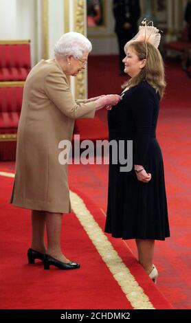 La professoressa Lorna Dawson di Aberdeen è stata resa un CBE (Comandante dell'Ordine dell'Impero britannico) dalla regina Elisabetta II a Buckingham Palace. Foto Stock