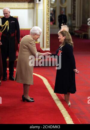 La professoressa Lorna Dawson di Aberdeen è stata resa un CBE (Comandante dell'Ordine dell'Impero britannico) dalla regina Elisabetta II a Buckingham Palace. Foto Stock