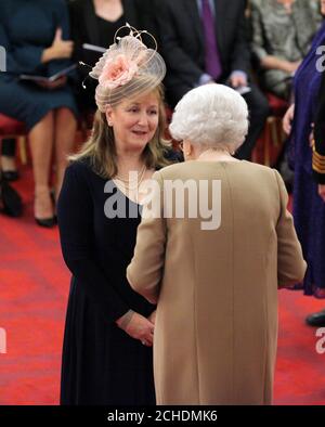 La professoressa Lorna Dawson di Aberdeen è stata resa un CBE (Comandante dell'Ordine dell'Impero britannico) dalla regina Elisabetta II a Buckingham Palace. Foto Stock