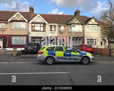 La polizia in una proprietà (seconda a sinistra) in Applegarth Drive, Ilford, a est di Londra, dove Devi Unmathallegadoo, pesantemente incinta, 35 anni, è stato ucciso con un crossbow, i medici sono riusciti a consegnare il figlio in ospedale. Foto Stock