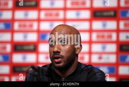 L'Inghilterra del Fabian "Delph durante la conferenza stampa presso lo Stadio di Wembley a Londra. Foto Stock