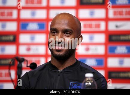 L'Inghilterra del Fabian "Delph durante la conferenza stampa presso lo Stadio di Wembley a Londra. Foto Stock