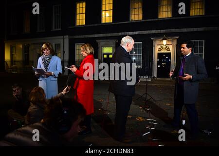 (Da sinistra a destra) la presentatrice di BBC News Fiona Bruce, la redattrice politica della BBC Laura Kuenssberg, la presentatrice di Sky News Adam Boulton e la redattrice politica di Sky News Faisal Islam report da Downing Street, Londra. Foto Stock