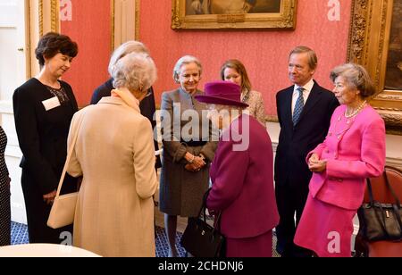 La regina Elisabetta II incontra gli ospiti al centenario della Anglo-Norse Society presso il Naval and Military Club nel centro di Londra. Foto Stock