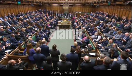 Il primo ministro Theresa May interviene alla Camera dei Comuni all'inizio di un dibattito di cinque giorni sull'accordo di ritiro dell'Unione europea. Foto Stock