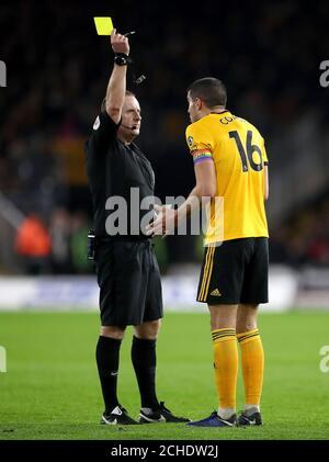 L'arbitro Jonathan Moss mostra una carta gialla per il dissenso a Wolverhampton Wanderers' Conor Coady durante la partita della Premier League a Molineux, Wolverhampton. Foto Stock